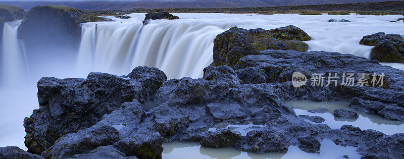 位于冰岛Godafoss瀑布的顶端