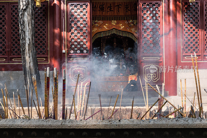 在中国青岛的一座佛寺门前，焚香