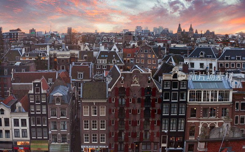 夕阳下阿姆斯特丹的屋顶，荷兰。俯瞰荷兰阿姆斯特丹的老式房屋。