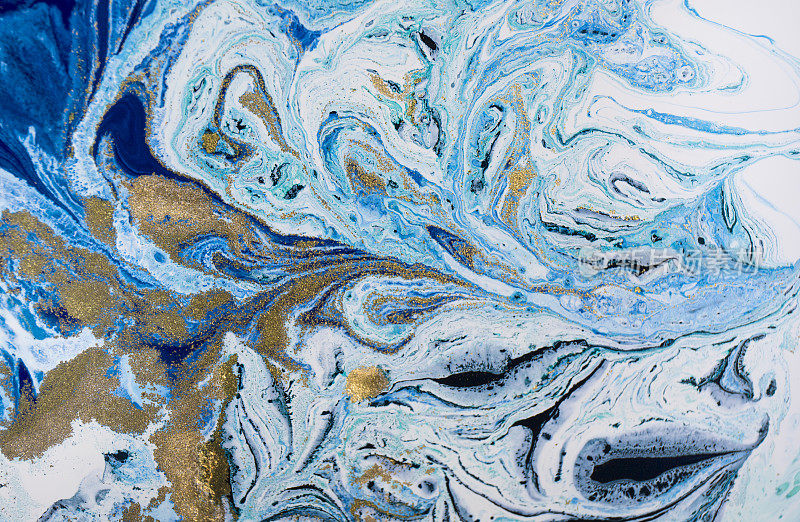 大理石蓝色抽象背景与金色亮片。液态大理石墨图案。