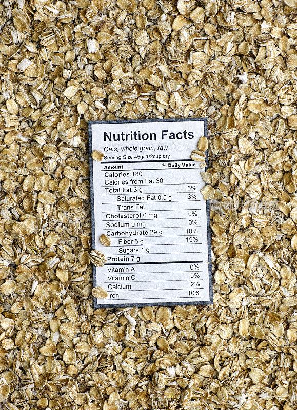 以燕麦为背景的全麦生燕麦的营养成分。