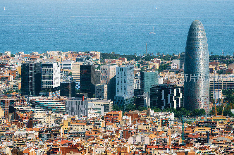 风景优美的空中城市景观与摩天大楼在西班牙巴塞罗那