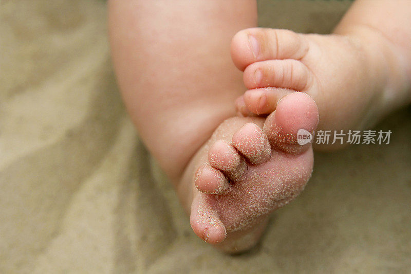 沙滩上的婴儿脚