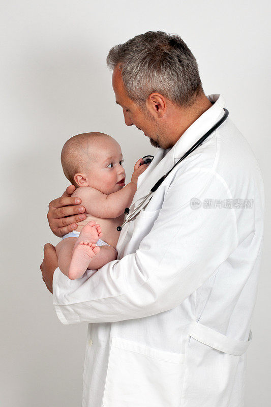 儿科医生和婴儿