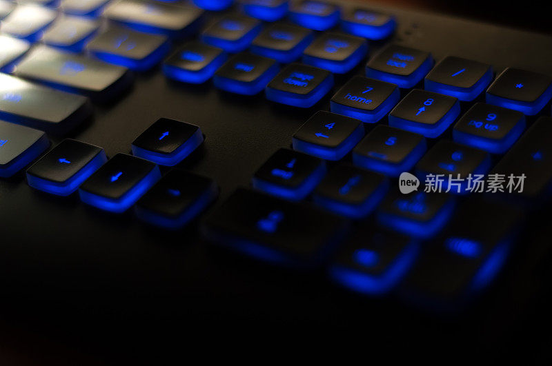 黑色的发光键盘。发光的电脑键近距离观察