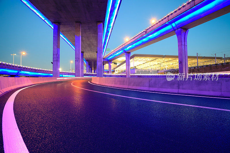 空路楼与城市高架桥霓虹夜景