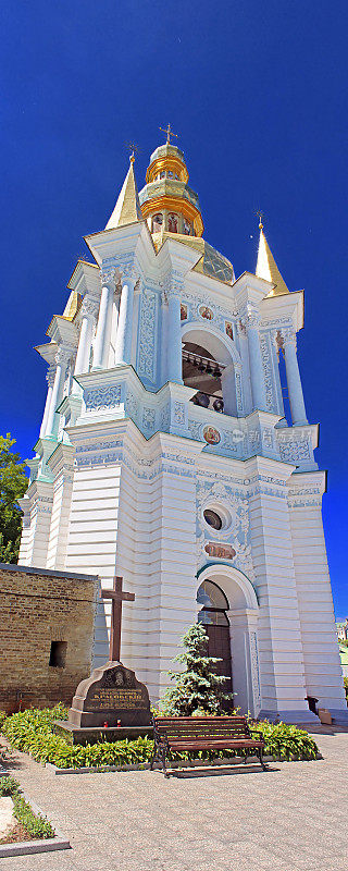遥远的钟楼神圣的圣母升天佩赫斯克拉夫拉大教堂，乌克兰基辅。乌克兰最古老的东正教修道院