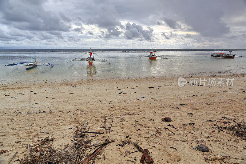 巴郎盖或邦加船搁浅在海滩上。蓬Ballo-Sipalay-Philippines。0335