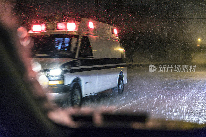 冬夜暴风雪加速紧急服务救护车