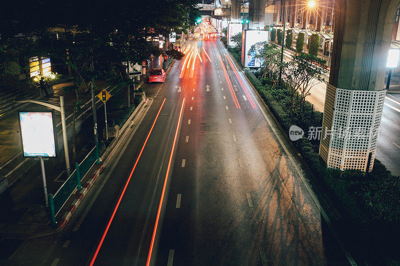 曼谷著名的素坤逸路深夜长时间曝光的照片