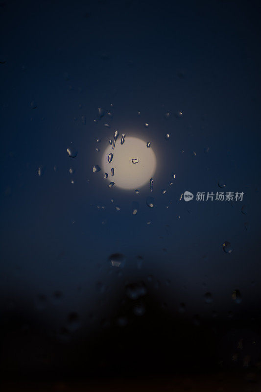 水滴和月亮