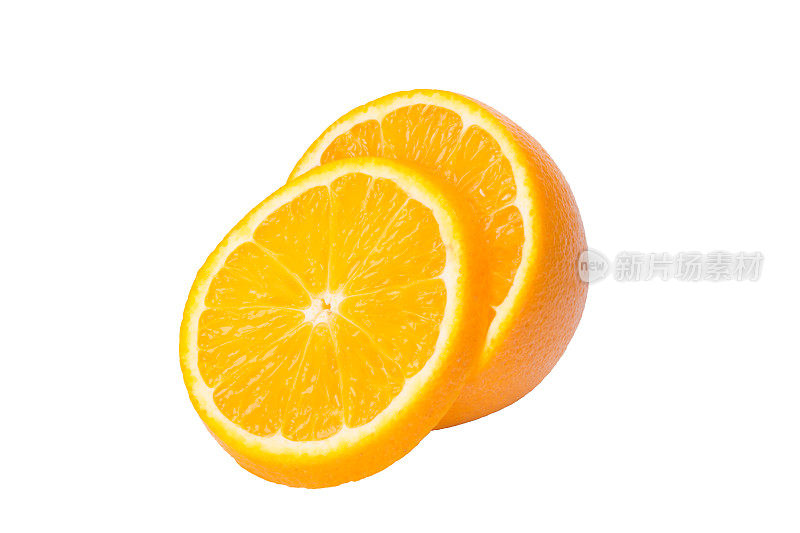 一个成熟的橙子被切成两半，上面有一个小裂片，背景是白色的