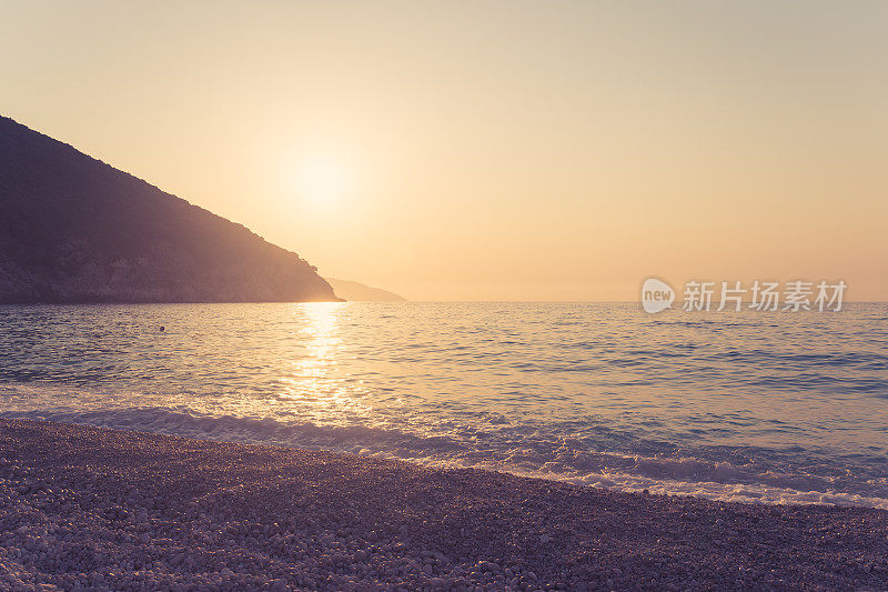 美丽的日落在海上。Myrtos海滩。美丽的海景。迷人的海景。