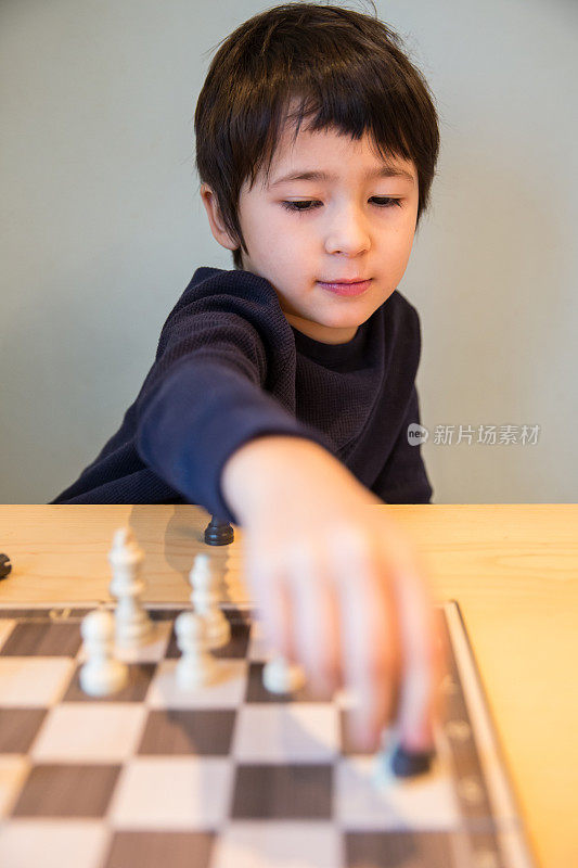 小男孩在下棋