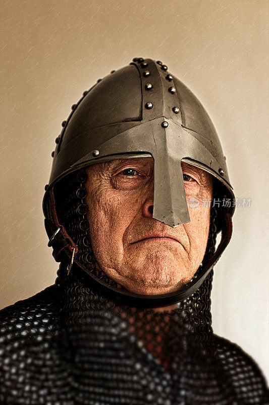 穿着锁子甲和头盔的老诺曼骑士