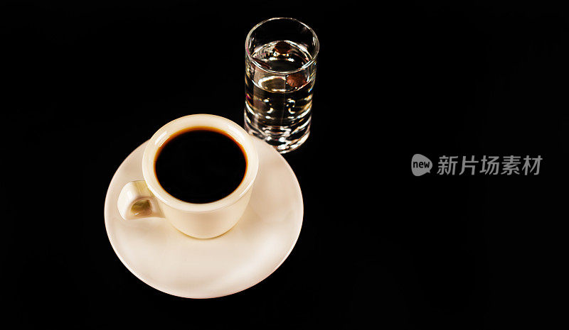 白杯子里的黑咖啡和一杯加咖啡豆的萨姆布卡