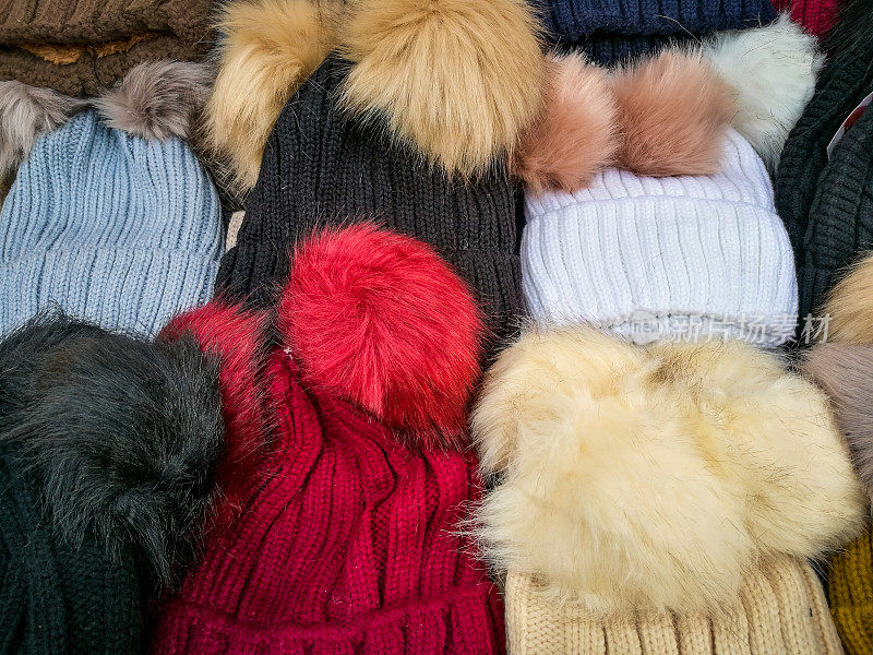关闭羊毛冬季帽子在市场摊位上出售的一排