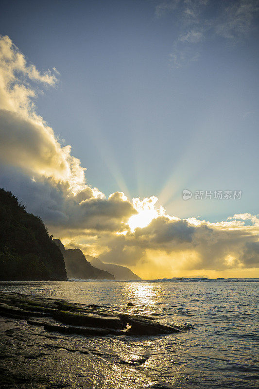 美丽的纳帕利海岸日落在科伊海滩在考艾岛北岸