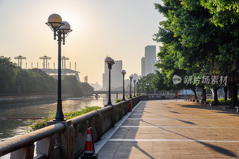 日落时分珠江堤岸上的路灯