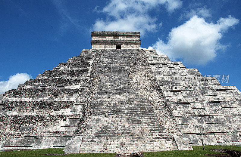 墨西哥尤卡坦半岛奇琴伊察的卡斯蒂略神庙或库库尔坎金字塔