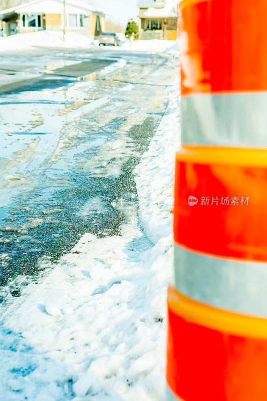 橙色圆锥体和被洪水淹没的街道