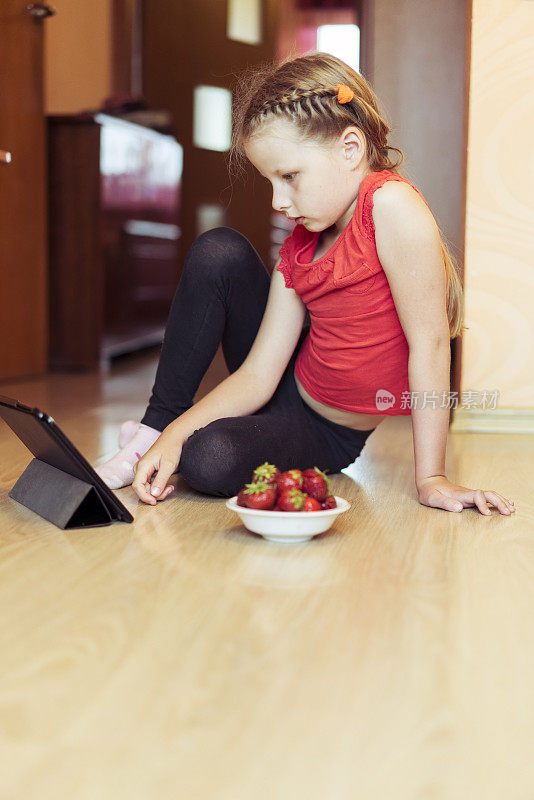 女孩使用平板电脑