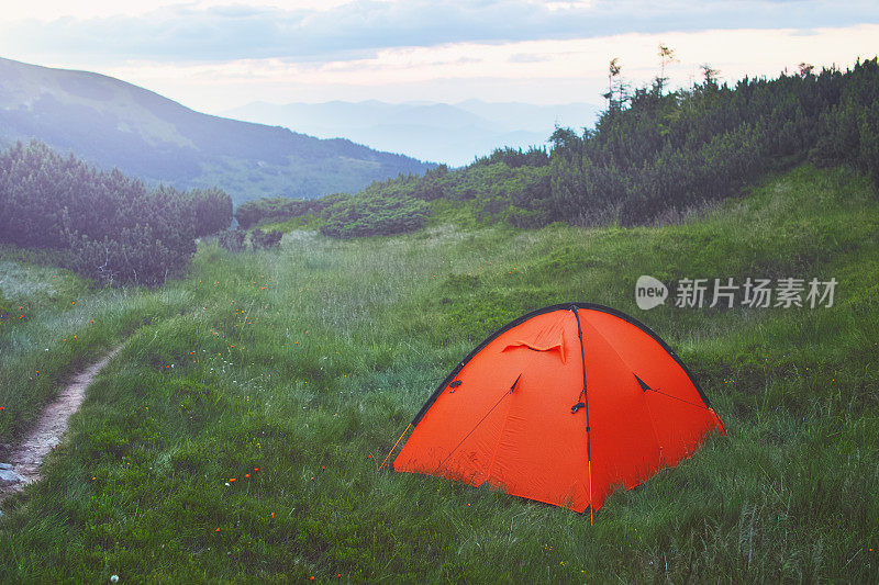 喀尔巴阡山脉的橙色帐篷