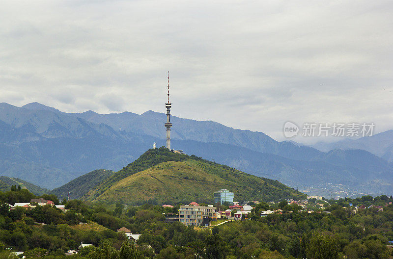 哈萨克斯坦阿拉木图角托贝山的通信塔。