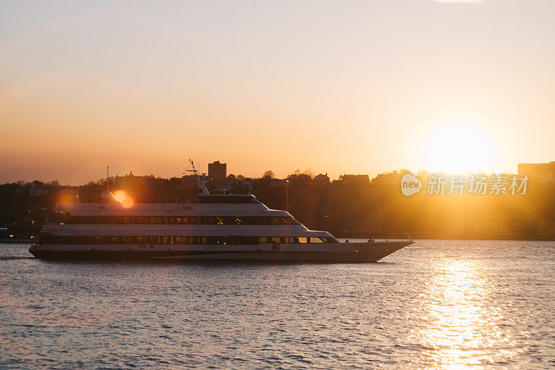 日落时哈德逊河和船的景色