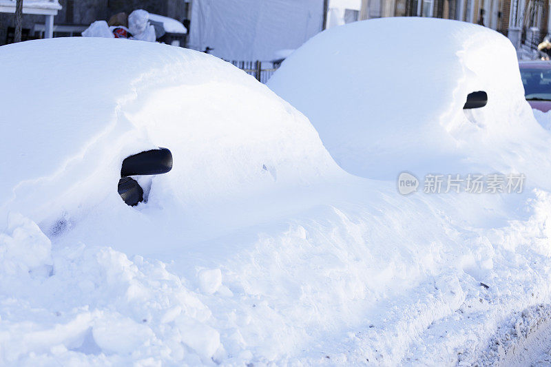 蒙特利尔的街道，汽车被雪覆盖