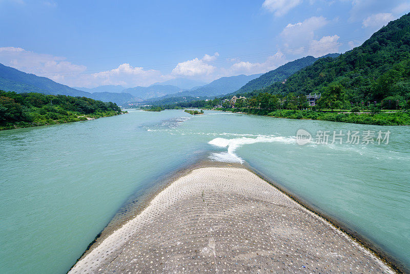 都江堰的引水大堤，又称鱼嘴。它是中国四川省都江堰市的一个古老的灌溉系统。