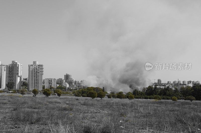 城市附近的田野着火了