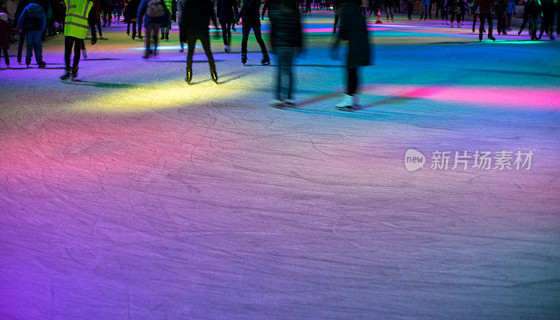 晚上的城市溜冰场