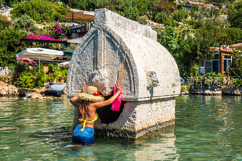 沉没的城市里的石棺。Kekova。