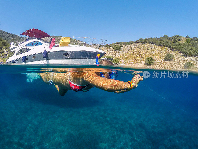 Göbün湾在Göcek。漂浮在海底的女士。