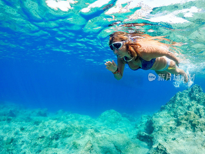 Göbün湾在Göcek。漂浮在海底的女士。