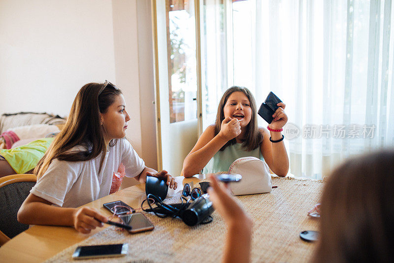 妈妈和女儿正在穿衣服准备出门