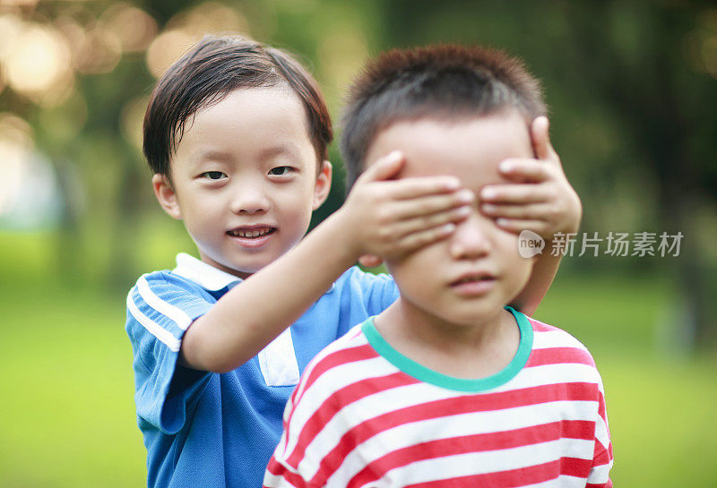 孩子们在公园里玩得很开心