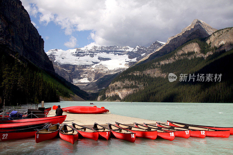 加拿大路易斯湖上的独木舟