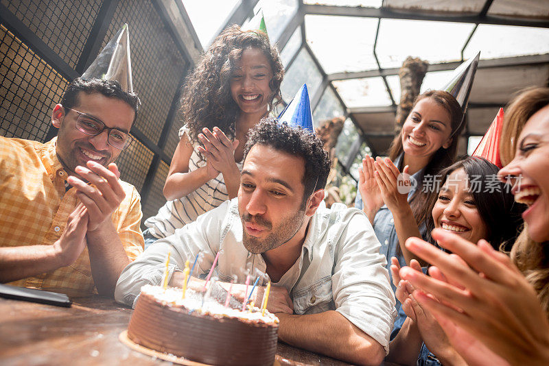 一个男人和一群朋友在庆祝他的生日