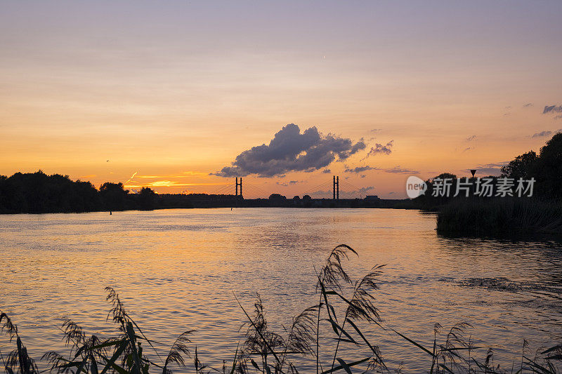 夏天，坎彭附近的IJssel河上的日落