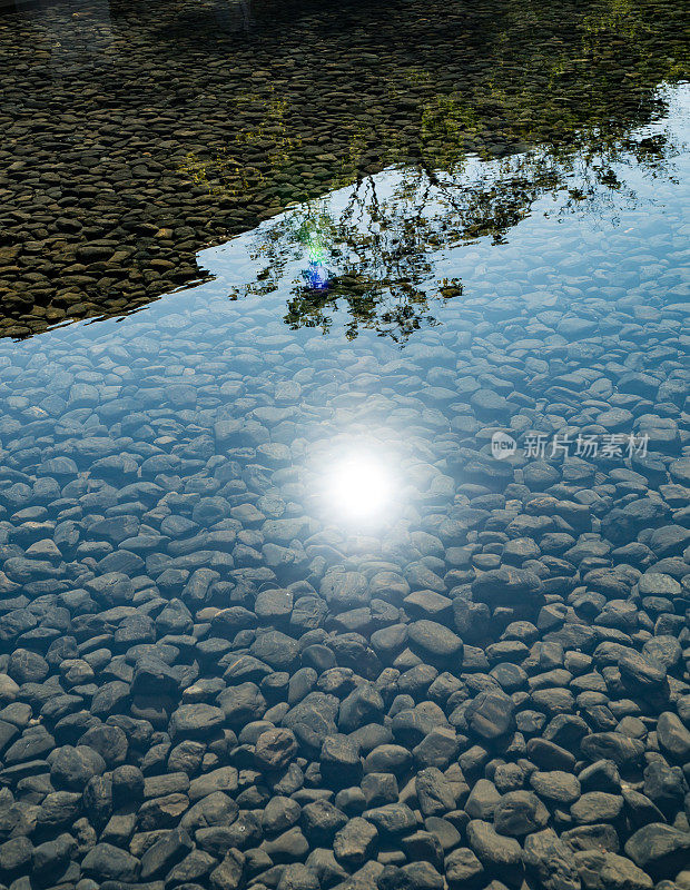 水与石头和阳光反射