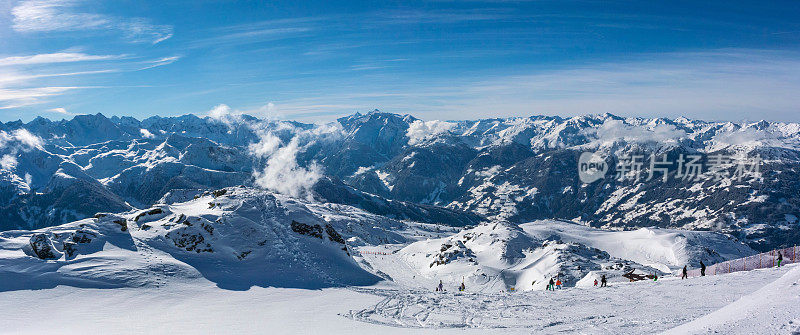 在奥地利的Tiroler阿尔卑斯山脉，在右边有一个滑雪坡道。