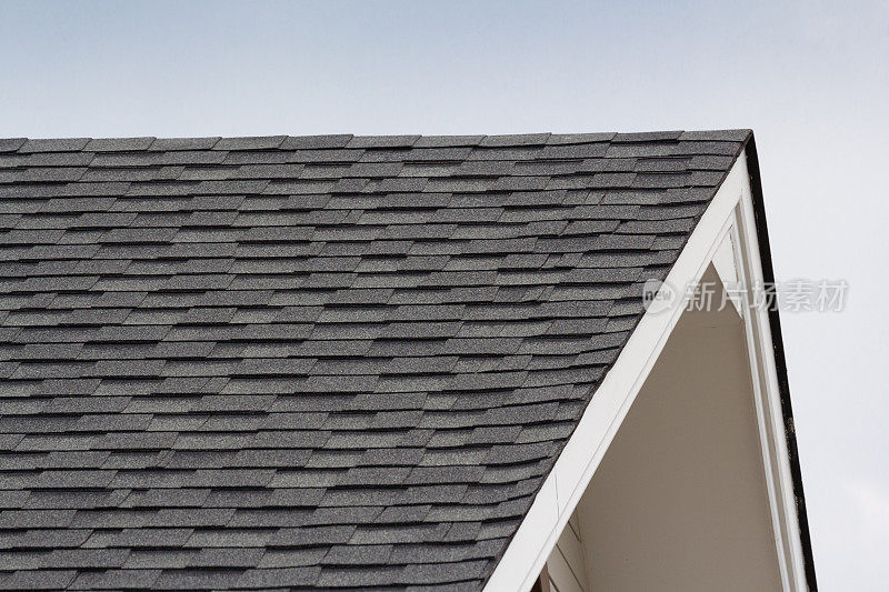 灰色和黑色的屋顶瓦片