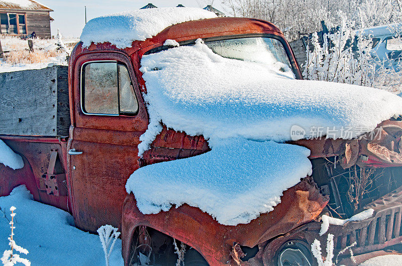 老农的车辆被遗弃在雪地卡车里