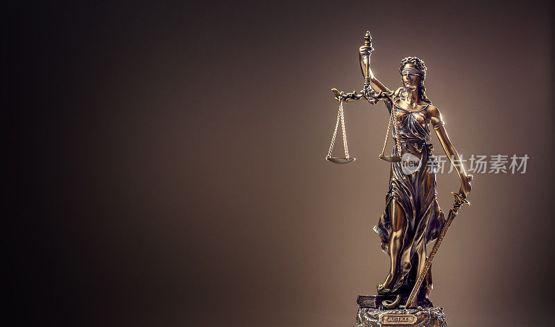法律的正义。青铜雕像正义女神握着天平和剑
