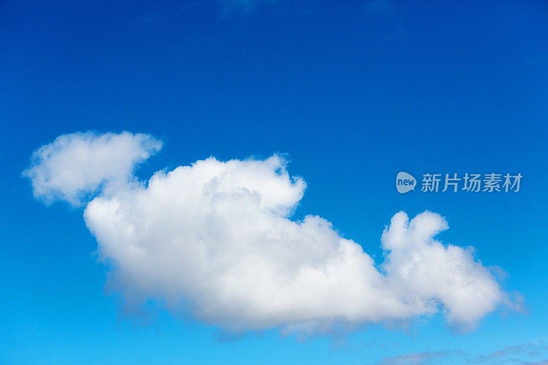 美丽的蓝天上一朵浮云