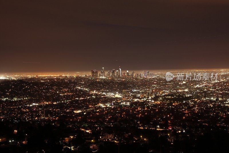 洛杉矶市中心夜间的天际线