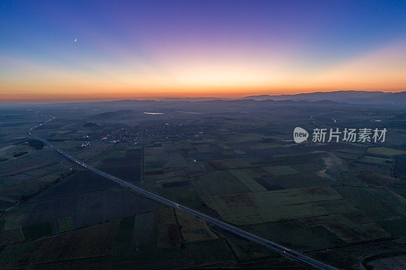 惊人的日落在特拉基亚高速公路在保加利亚超宽鸟瞰图