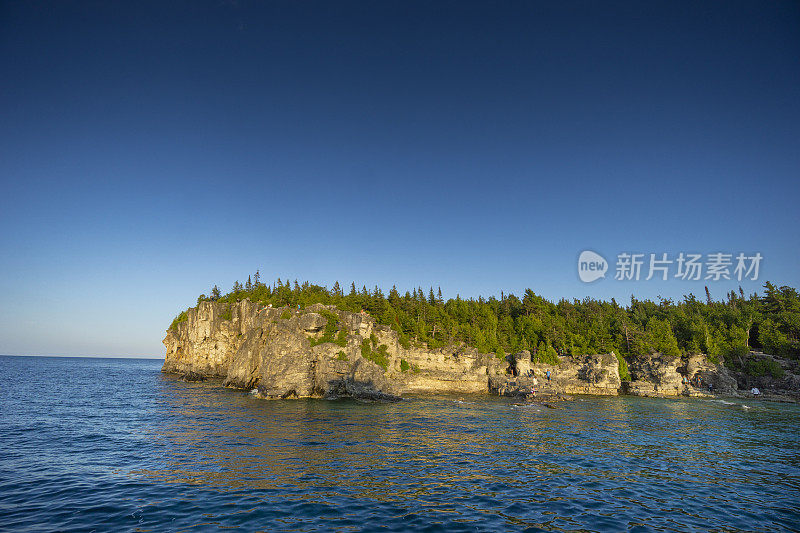 在位于安大略南部的布鲁斯半岛国家公园，一个风景优美的洞穴，里面有一个蓝色的水池。